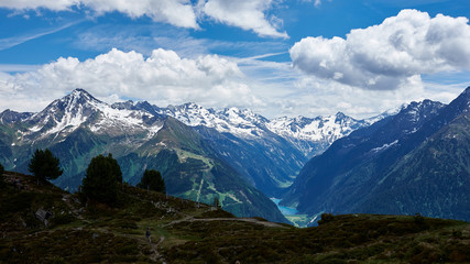 Gipfelblick hoch auf dem Berg in dern Zillertaler Alpen