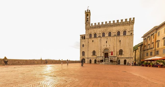 Timelapse in Piazza della Signoria a Gubbio, di fronte al Palazzo dei Consoli