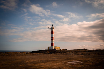 faro al atardecer