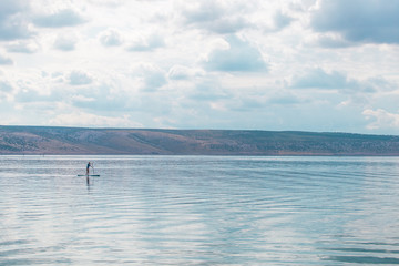 Obraz premium young woman SUP boarding