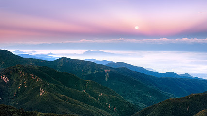 長野県・山ノ内町 夏の横手山山頂からの朝焼け