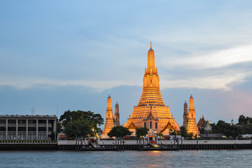 Naklejka premium Wat Arun Temple at sunset in Bangkok, Thailand