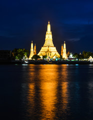 Fototapeta premium Wat Arun Temple at sunset in Bangkok, Thailand