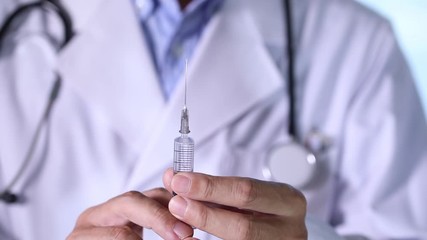 注射をする医師　医療イメージ