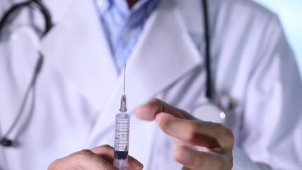 注射をする医師　スローモーション　医療イメージ