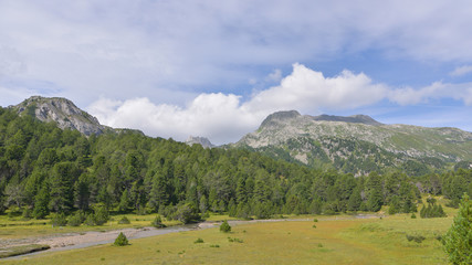 Panoramica in alta montagna con fiume che scorre