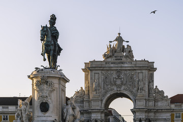 Obraz premium Rua Augusta Arch and statue of King Jose in Lisbon