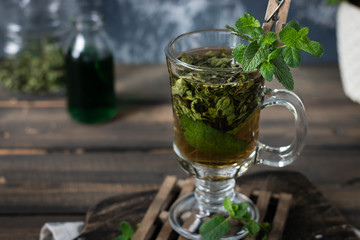 Soothing tea with fresh and fresh mint and peppermint syrup.