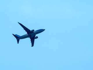 Fototapeta na wymiar Plane wing land high on blue background