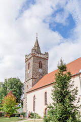 Fototapeta na wymiar Kirche Kirchenturm am Tag der Hochzeit