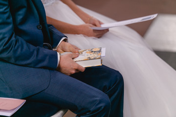 Braut und Bräutigam halten Bibel in der Hand