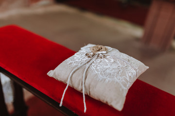 Eheschließung in der Kirche Ringtausch Blumenschmuck