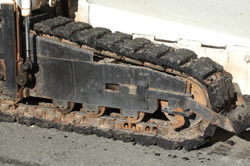 Planierraupe mit Teer an  einer Strassenwalze, Deutschland