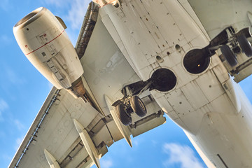 Boeing 737 landing gear - obrazy, fototapety, plakaty