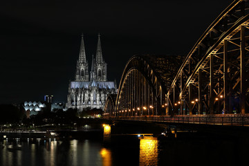 Fototapeta premium Cologne Dom and railway bridge in night