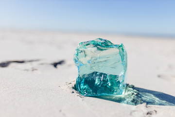 Glasbrocken im Meer Salzwasser Glas
