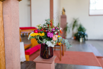 Fototapeta na wymiar Blumenschmuck in der Kirche - Blumen Hochzeit