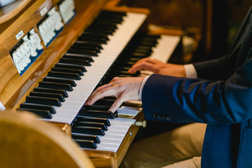 Orgel in der Kirche Hände am Klavier