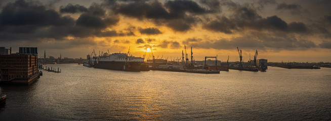 Panorama vom Sonnenaufgang über dem Hafen von Hamburg 