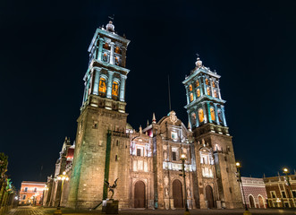 Fototapeta na wymiar Puebla Cathedral in Mexico at night