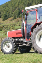 Obraz premium Traktor auf der Alm