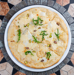Pizza with pear and gorgonzola