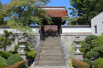 お寺の門と石段