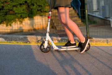 Obraz premium Girl ride on scooter in the city
