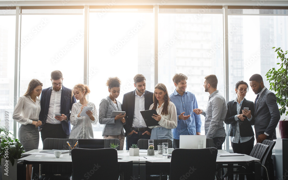Aufkleber diverse business team discussing work during break