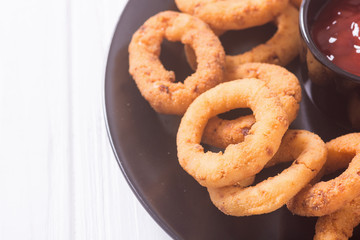 Crunchy fried onion rings and ketchup