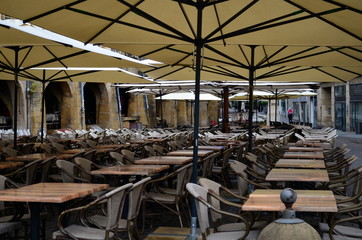 Verlassenes Straßencafé