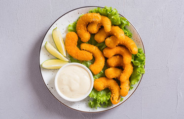 Shrimps in batter with sauce and lime