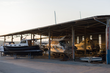 Fototapeta na wymiar Boats are in the docks for repair