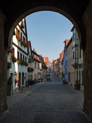 Fototapeta na wymiar Straße in der Altstadt von Rothenburg ob der Tauber in Mittelfranken, Bayern, Deutschland 