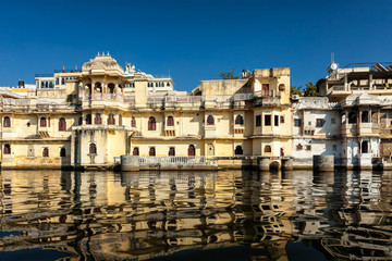Obraz premium City Palace on Lake Pichola, Udaipur, Rajasthan, India