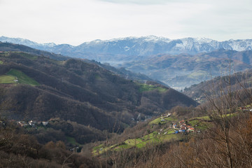 paisaje de montaña con pueblo en el valle