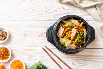 stir-fried yakisoba noodles with chicken
