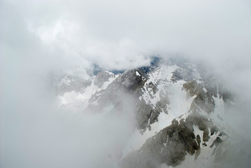 les nuages rapides dans les hautes montagnes