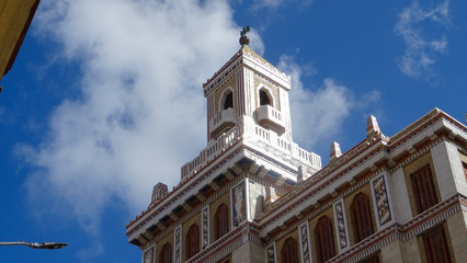 Fototapeta na wymiar fachada de edificio de la Habana