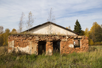 Fototapeta na wymiar abandoned building near the forest