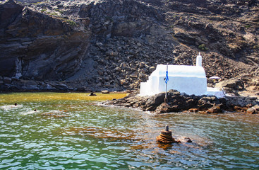 Gorące, lecznicze źródła u podnóża greckiej wyspy Palea Kameni © Monika