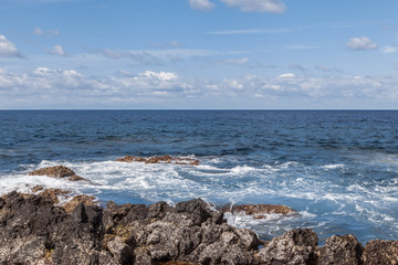 Paisaje de mar con rocas