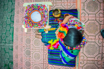 mujer con su traje típico, san andres xecul, Guatemala 