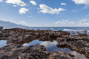 paisaje de roca volcánica con mar en salinas de Agaete