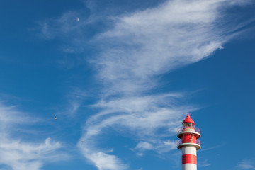 faro blanco y rojo de La Sardina en Gran Canaria