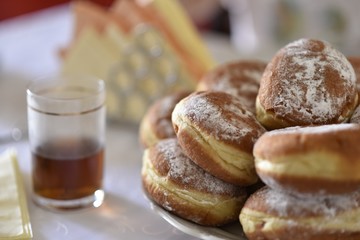 donuts with powdered sugar