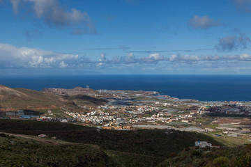 Fototapeta na wymiar pueblo de Gran Canaria desde la montaña