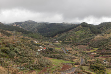 Fototapeta premium paisaje de montaña verde con pueblo en la isla de Gran Canaria