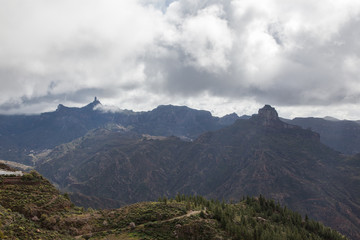 Obraz na płótnie Canvas paisaje montañoso de la crucita en isla de Gran Canaria con masa de nube