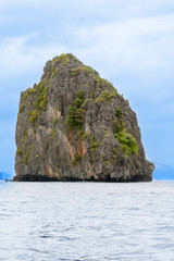 Fototapeta premium Rock in middle of ocean 